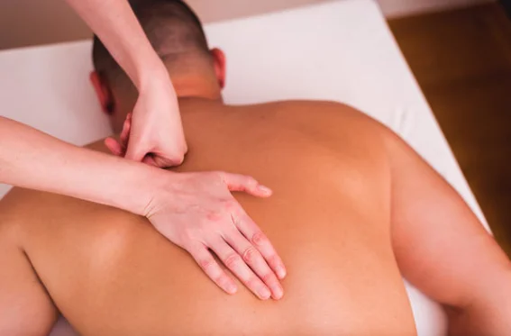 Massageterapi – behandling av rygg och skuldror